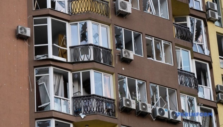 Пошкоджена станція метро «Лук'янівська» та житлові будинки після ракетного удару по Києву 19 липня