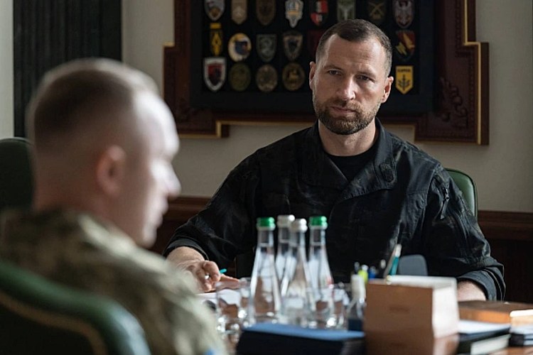 Президент Володимир Зеленський під час зустрічей з військовим керівництвом і бойовими командирами