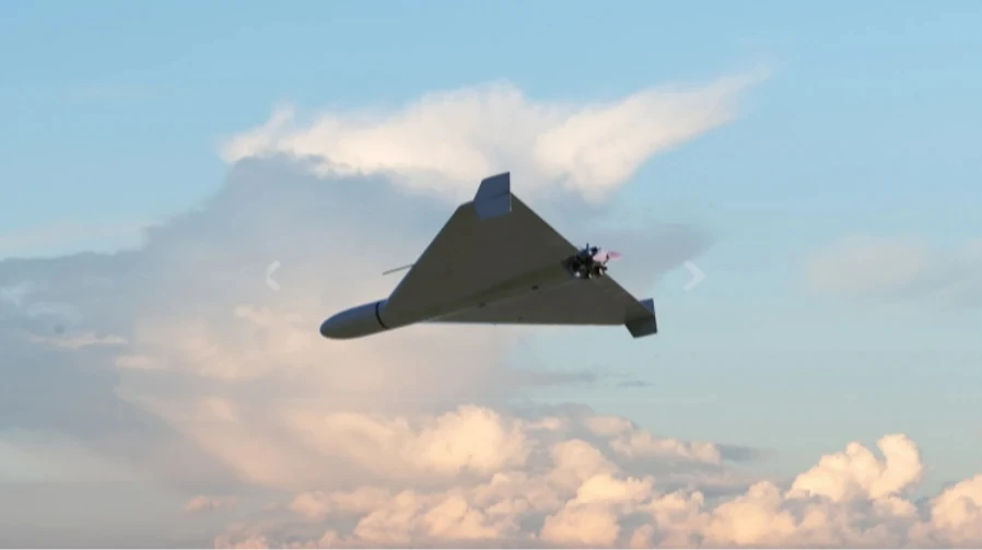 Нічне небо над Україною під час повітряної атаки ракетами та ударними безпілотниками