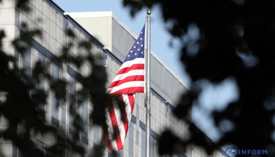 Дональд Трамп підписує документи у Білому домі (фото: SAUL LOEB/Pool via REUTERS)