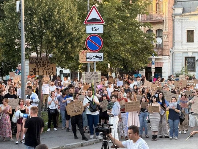 Учасники мітингів у містах України тримають плакати та скандують гасла на підтримку Михайла Федорова