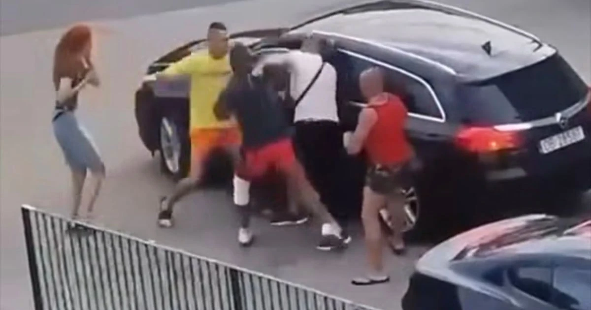 Кадри з камери спостереження біля магазину у Вроцлаві, де побили українську пару