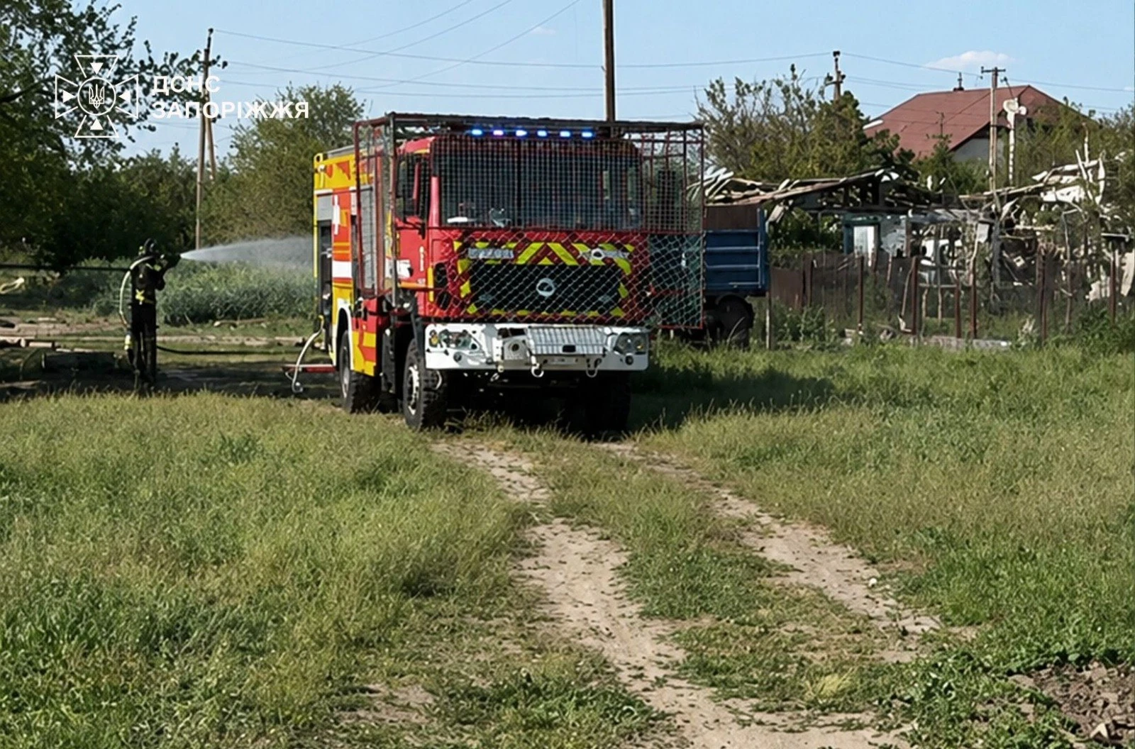 Наслідки удару російського безпілотника по рятувальниках під час гасіння пожежі в лісництві Запорізької області (фото ДСНС)