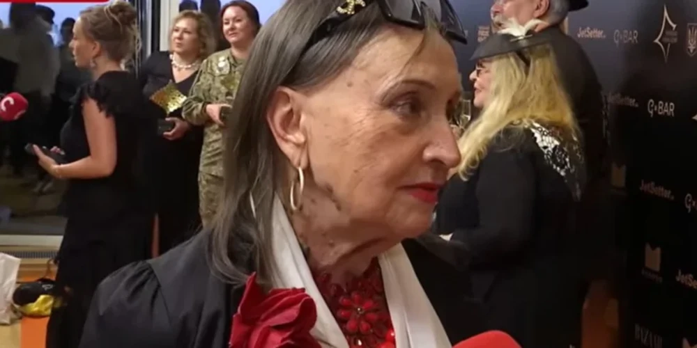 Лариса Кадочникова та Ада Роговцева; кадр з фільму «Ну мам» за участю Ади Роговцевої та Ахтема Сеітаблаєва (скриншот з