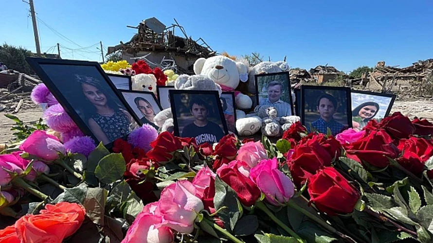 Меморіал біля будинку родини Воронових у Радушному на Криворіжжі: квіти, іграшки та дитячі малюнки на місці ракетного удару