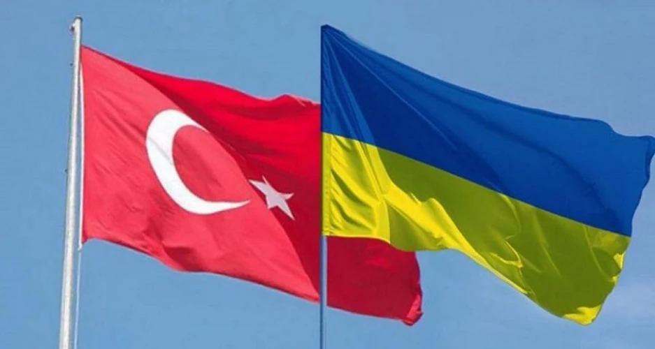 Президент України Володимир Зеленський підписує документ