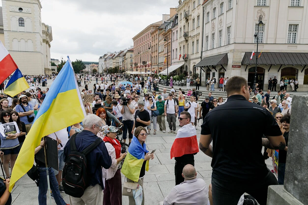 Учасники «Пікету добросусідства» на Замковій площі у Варшаві з прапорами Польщі, України та вільної Білорусі