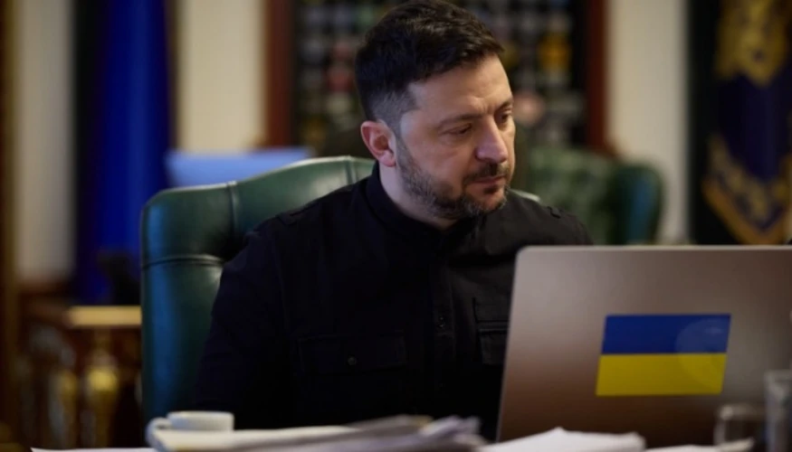 Володимир Зеленський підписує укази в Офісі Президента України