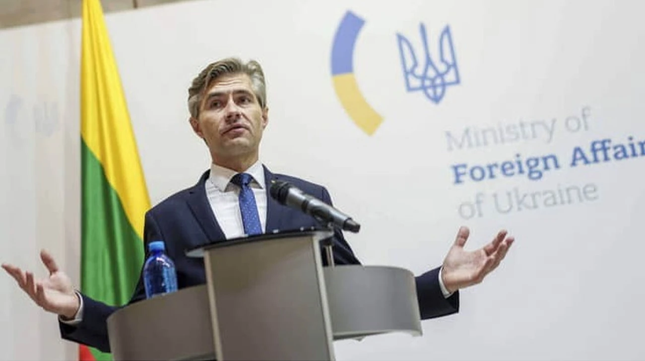 Пошкоджена будівля посольства Литви у Києві після ракетного удару в ніч проти 1 серпня
