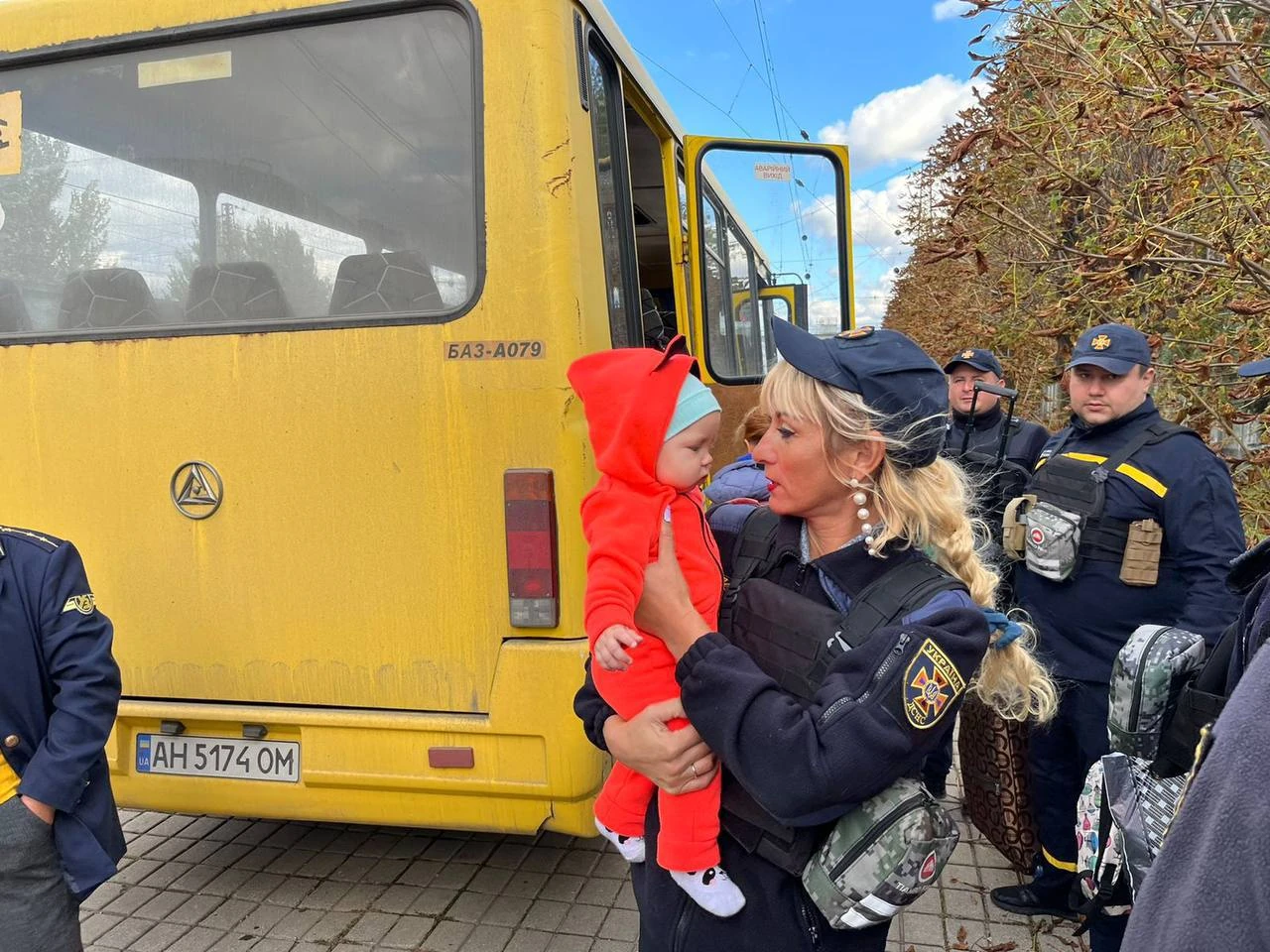 Ілюстративне фото евакуації дітей із зони бойових дій