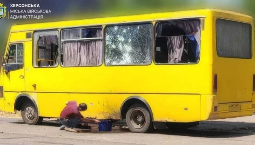Пошкоджений маршрутний автобус у Дніпровському районі Херсона внаслідок удару безпілотника