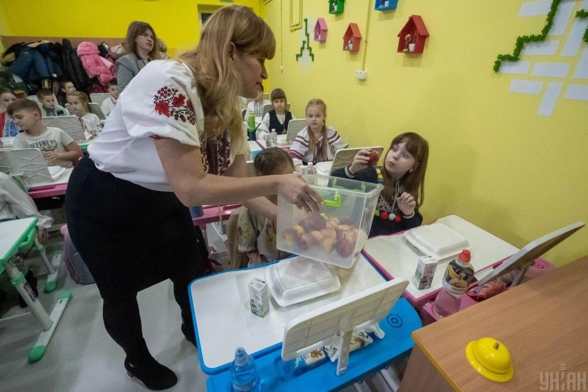 Сергій Корецький, прем'єр-міністр України, повідомляє про підвищення зарплат педагогів та стипендій після засідання уряду