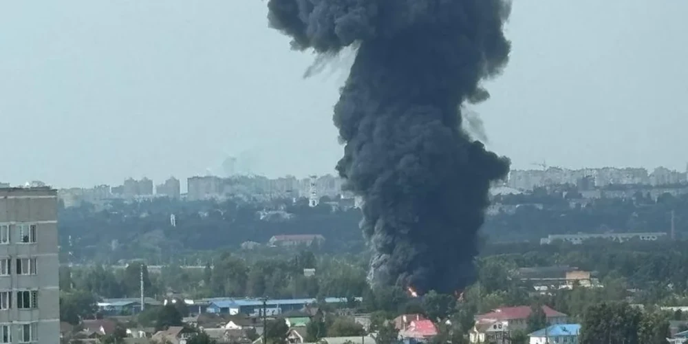 Чорний дим над російським містом Брянськ від сильної пожежі