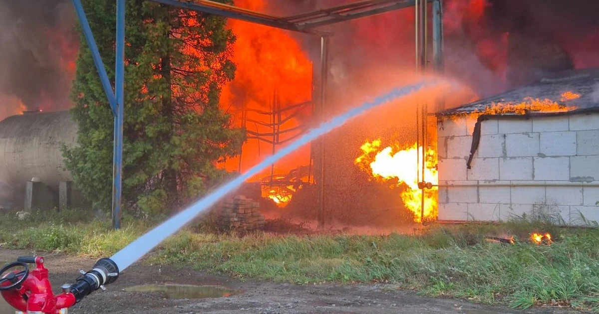 ДСНС локалізувала пожежу на складі аерозолів на «Іскрі» у Львові