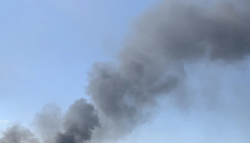 Пошкоджений дах багатоповерхового будинку у Салтівському районі Харкова після влучання безпілотника