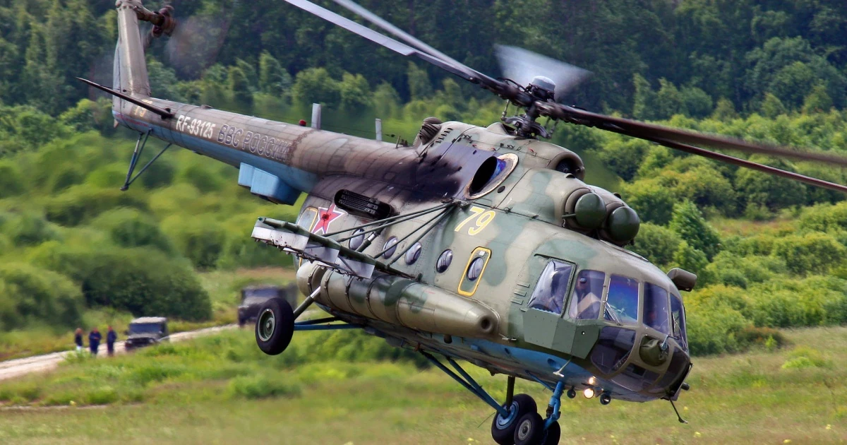 Російський вертоліт Мі-8 у повітряному просторі