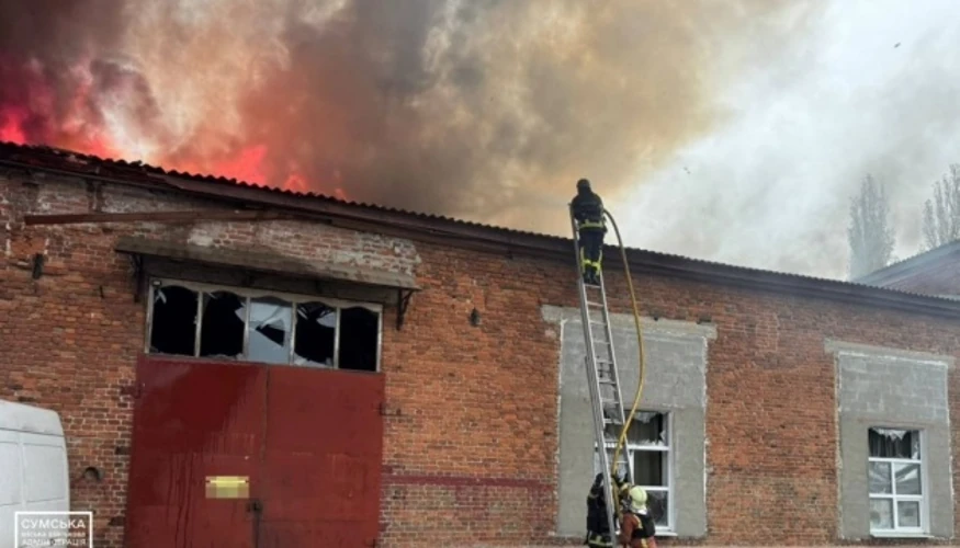 У Сумах дрони влучили в промисловій зоні та пошкодили автівку