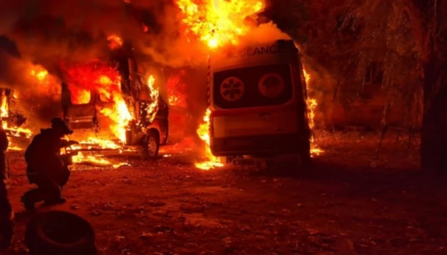 Пошкоджені автомобілі швидкої допомоги та житлова багатоповерхівка після ударів FPV-дронів у Краматорську 5 жовтня (фото
